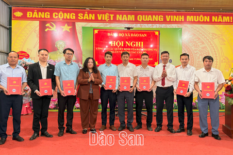 ĐẢNG BỘ XÃ DÀO SAN KIỆN TOÀN TỔ CHỨC ĐẢNG, CÔNG BỐ CÁC QUYẾT ĐỊNH VỀ CÔNG TÁC CÁN BỘ