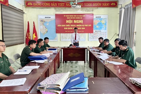 DÀO SAN TỔ CHỨC HỘI NGHỊ BÀN GIAO CHỨC TRÁCH, NHIỆM VỤ PHÓ CHỈ HUY TRƯỞNG BAN CHỈ HUY QUÂN SỰ XÃ